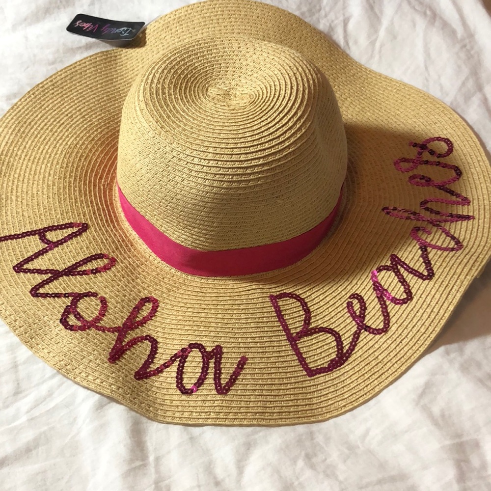 *Never Worn* Women’s floppy straw hat!!